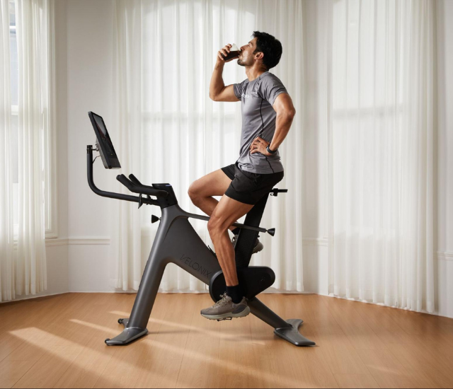 Man indoor cycling on Speediance VeloNix